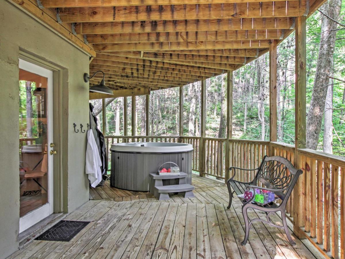 Unique Gatlinburg Cabin Decks, Hot Tub, Fire Pit Exterior photo